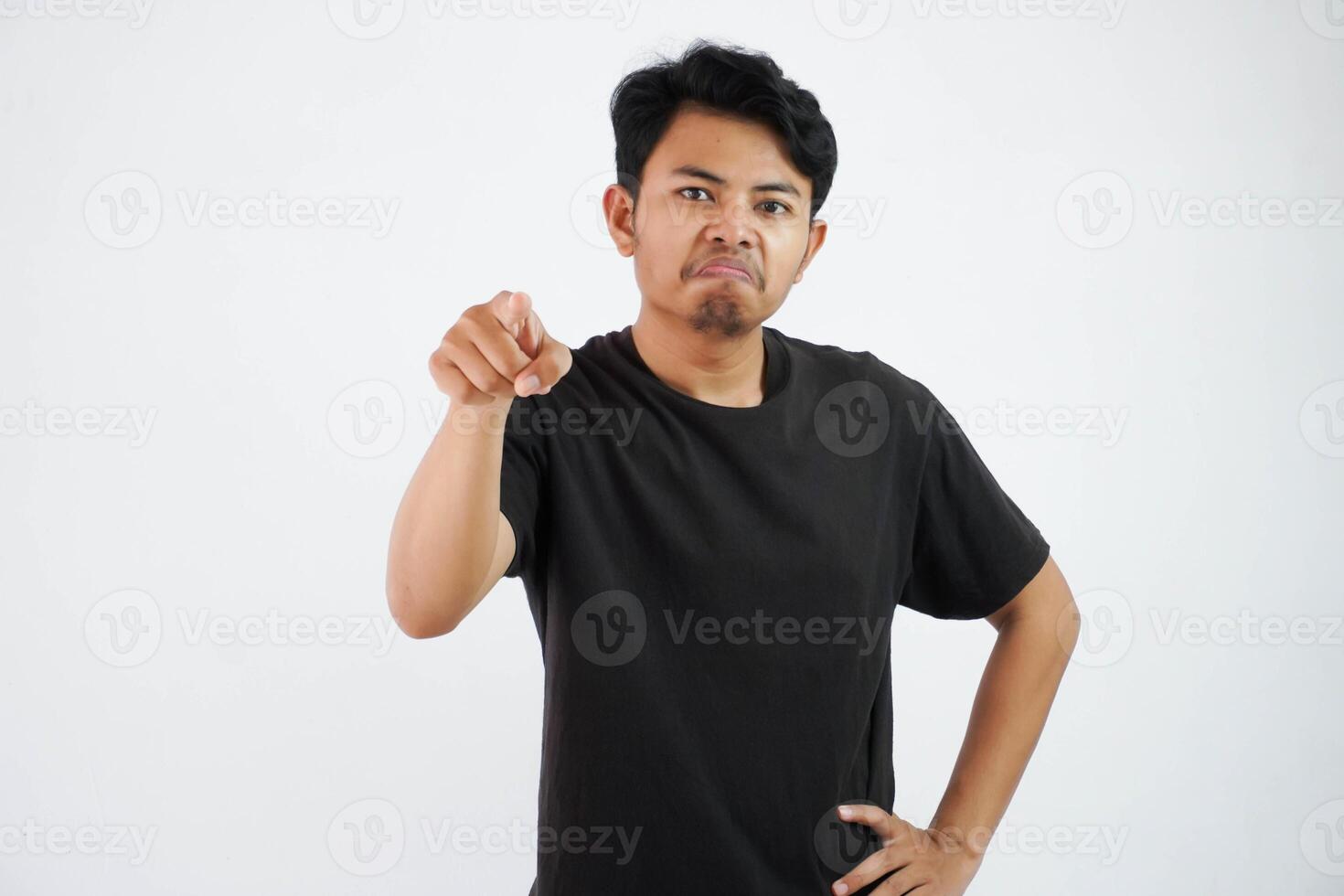 Bravo ásia homem com dedo apontando avançar. retrato do jovem homem apontando índice dedo às Câmera, em pé sobre branco fundo. foto