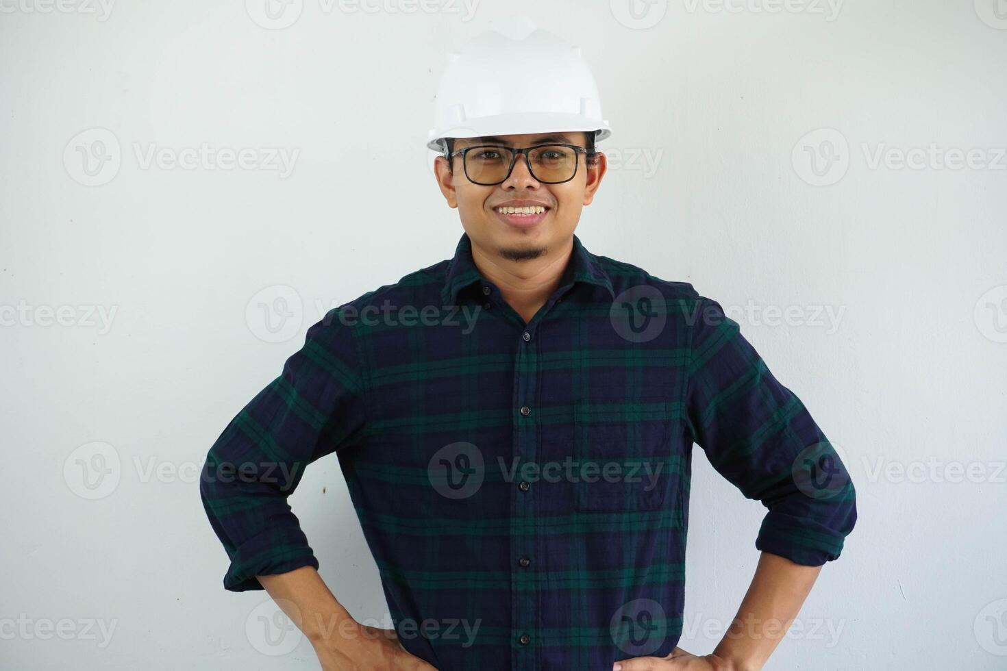 sorridente jovem ásia homem Engenharia mostrando animado expressão com ambos mão em dele cintura isolado em branco fundo foto