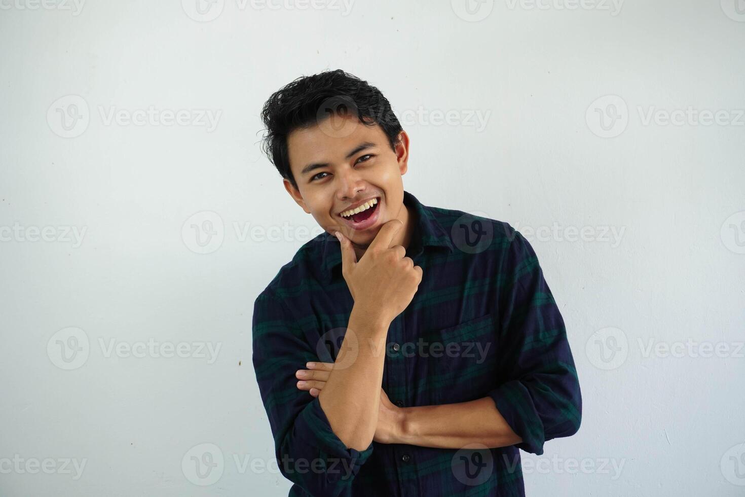 sorridente jovem ásia homem felicidade face com dele mão em queixo isolado em branco fundo. foto