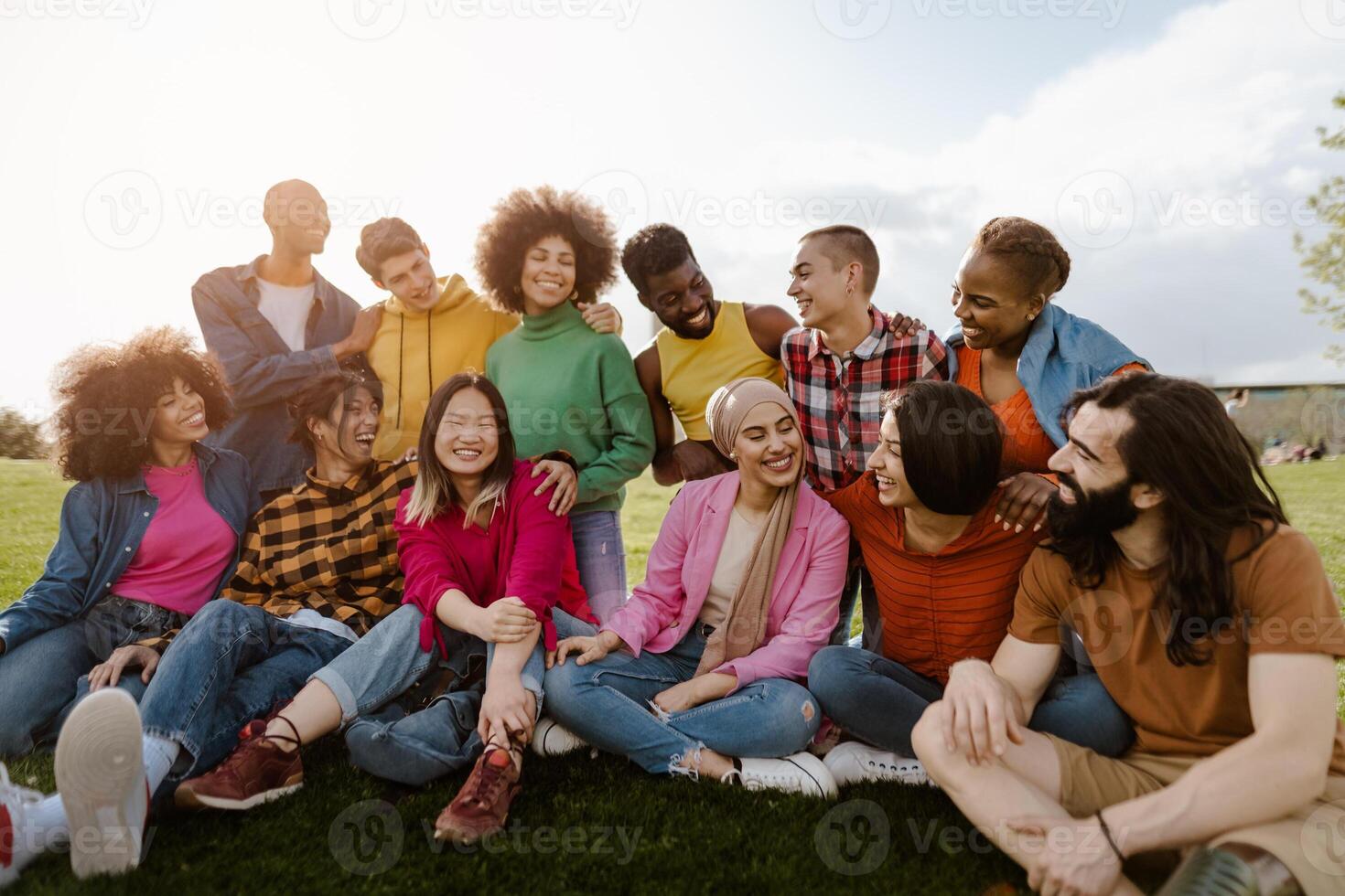 grupo do jovem multirracial amigos tendo Diversão juntos dentro parque - amizade e diversidade conceito foto