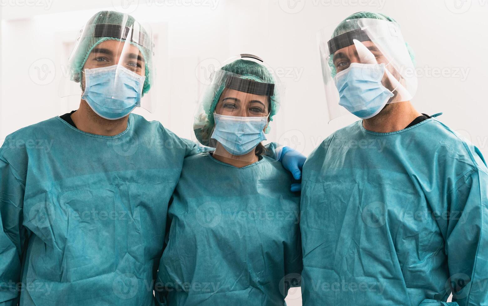 equipe do médico trabalhadores vestindo pessoal protetora equipamento durante corona vírus surto - médico trabalhando para Pare e impedindo espalhar do coronavírus foto