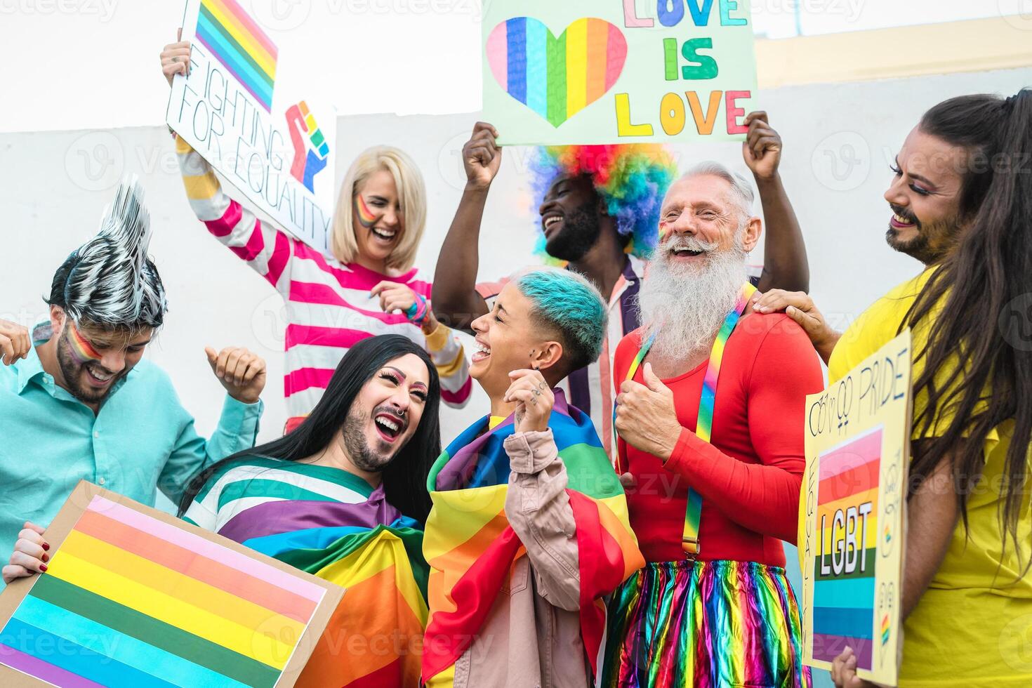 feliz multirracial pessoas a comemorar gay orgulho evento - grupo do amigos com diferente era e raça tendo Diversão durante lgbt social evento foto