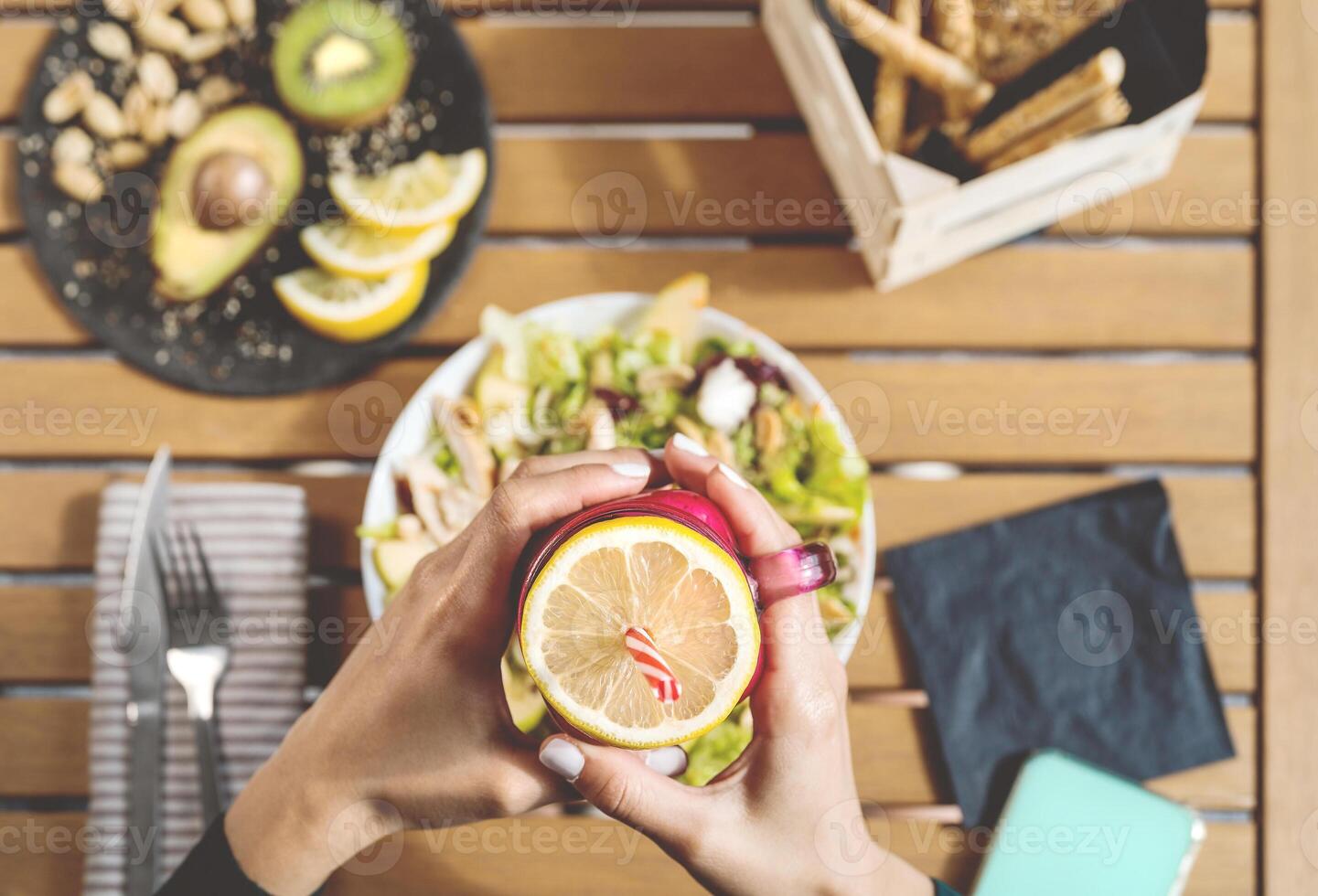 fêmea mãos Visão bebendo fresco batido fruta e comendo saúde vegetal salada com frango seio abacate e kiwi - saudável nutrição Comida estilo de vida pessoas conceito foto