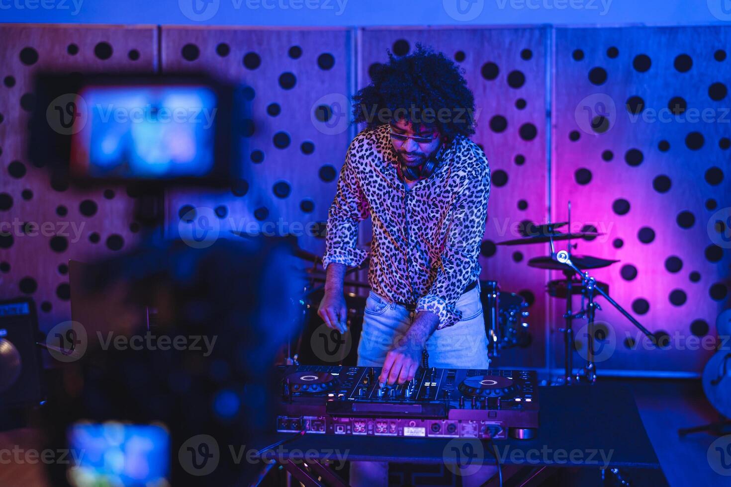 dj jogando música com misturador jogador dentro casa estúdio enquanto filmando vídeo com Câmera - juventude músico entretenimento conceito foto