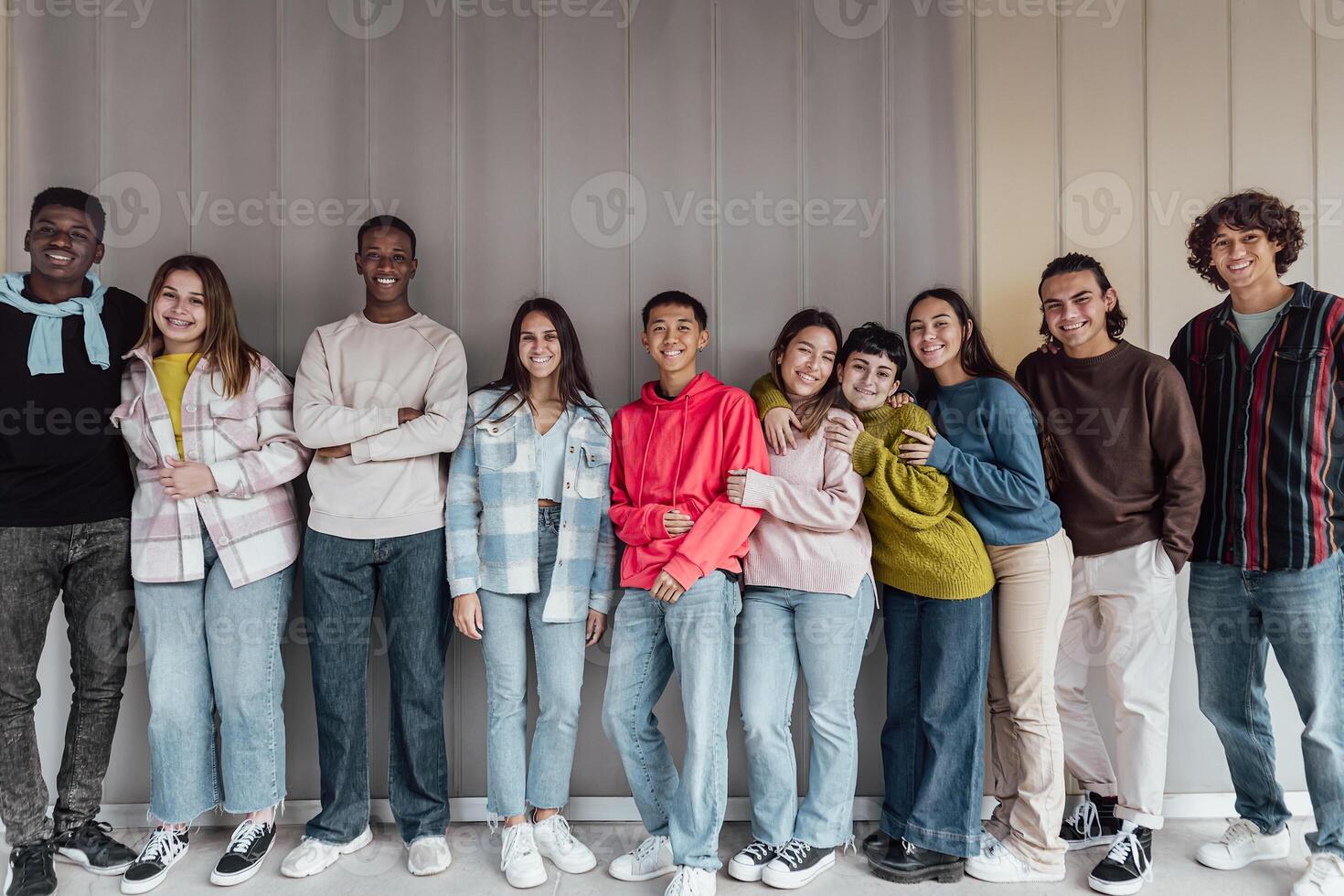 feliz multirracial grupo do adolescentes tendo Diversão dentro universidade - jovem pessoas estilo de vida conceito foto