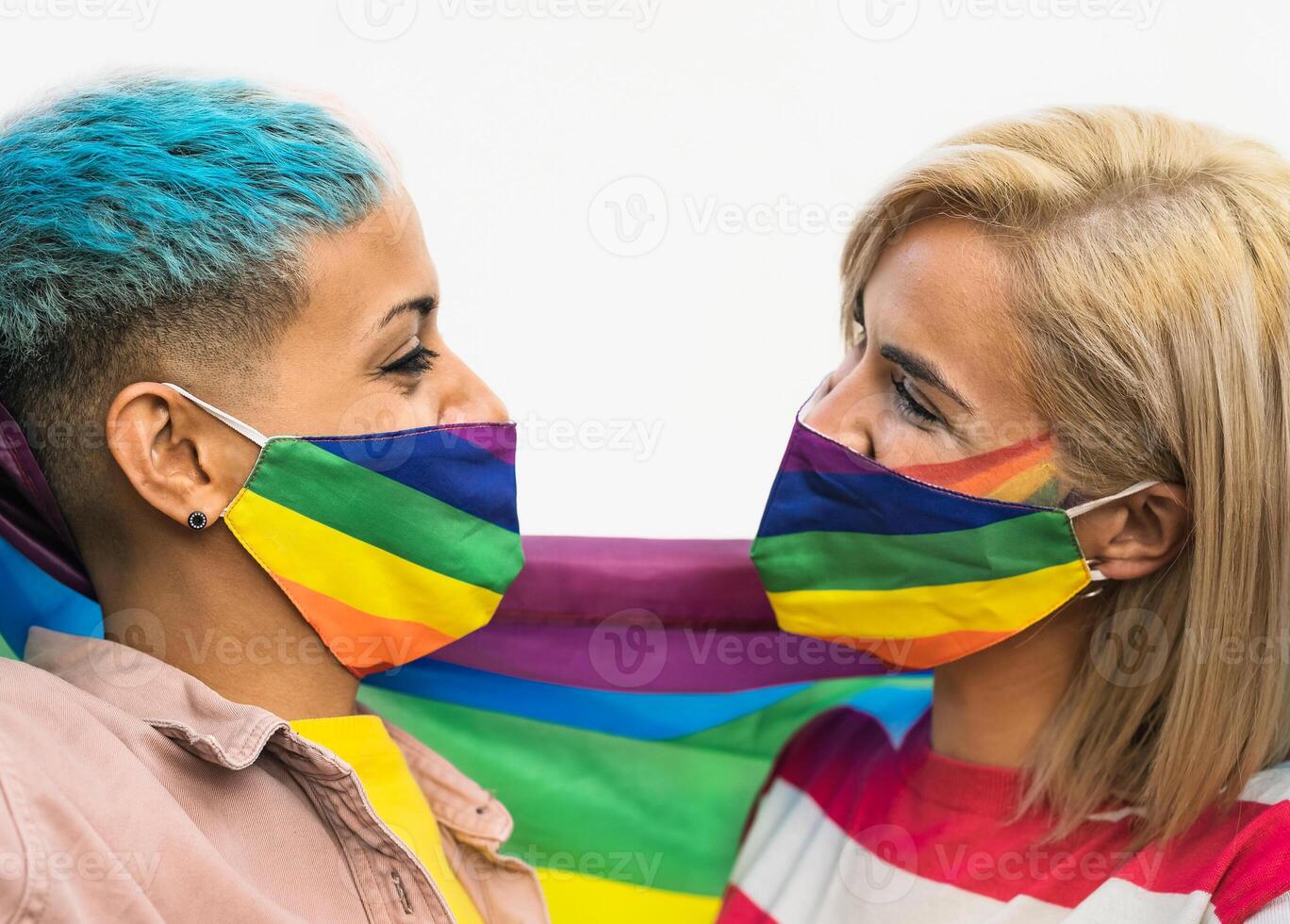 feliz gay casal vestindo face mascarar a comemorar gay orgulho evento durante corona vírus pandemia - homossexual amor e lgbt conceito foto