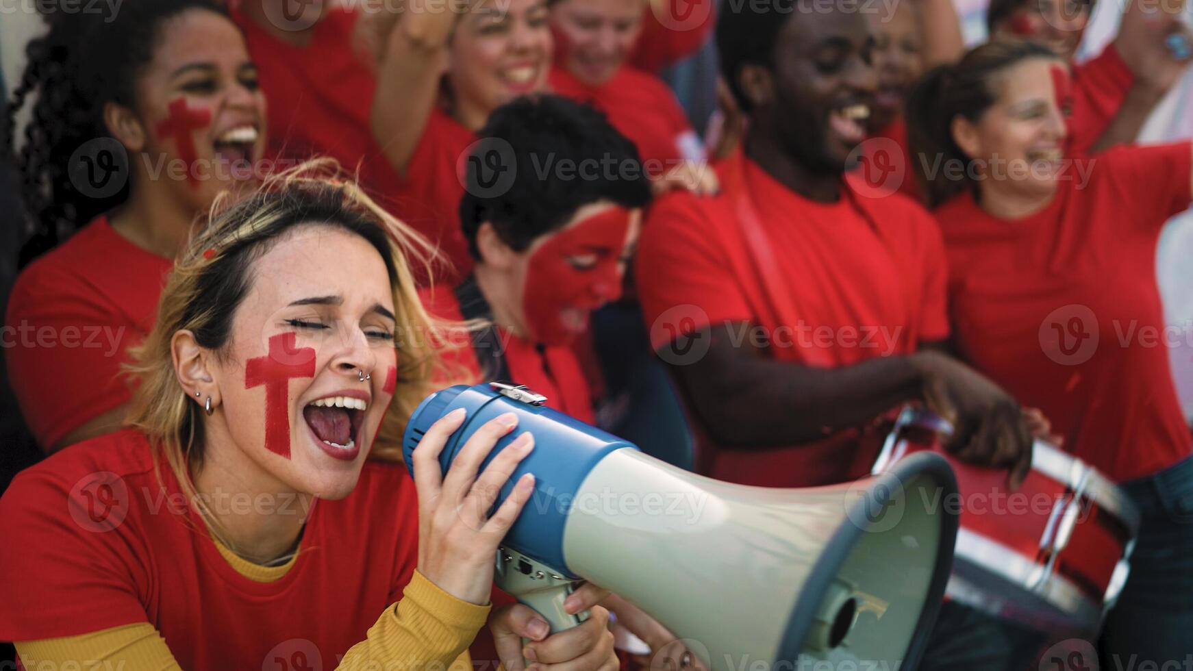 futebol fãs exultante durante futebol jogos do seus favorito equipe - esporte entretenimento conceito foto