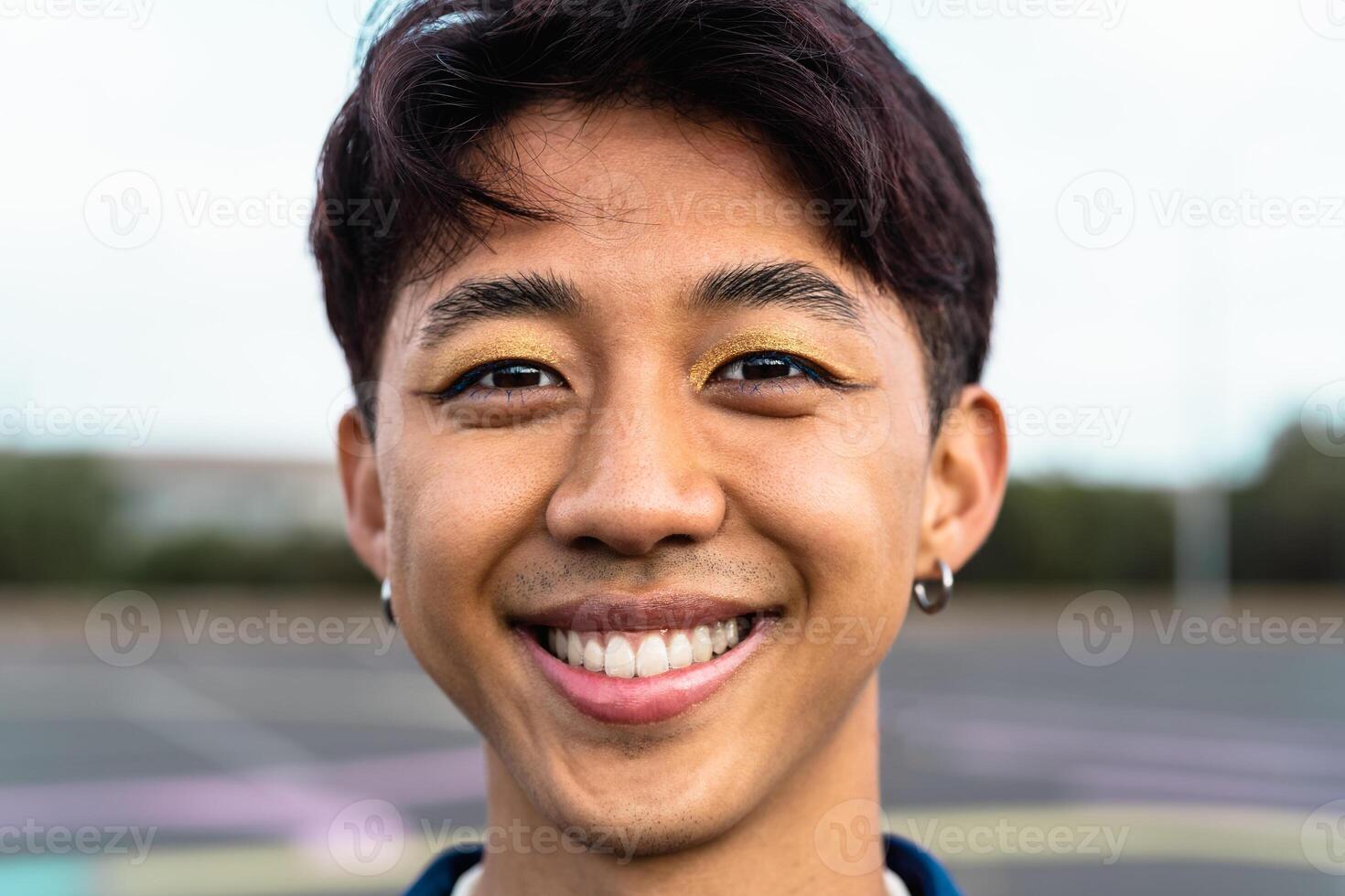 feliz ásia gay homem sorridente dentro frente do Câmera foto