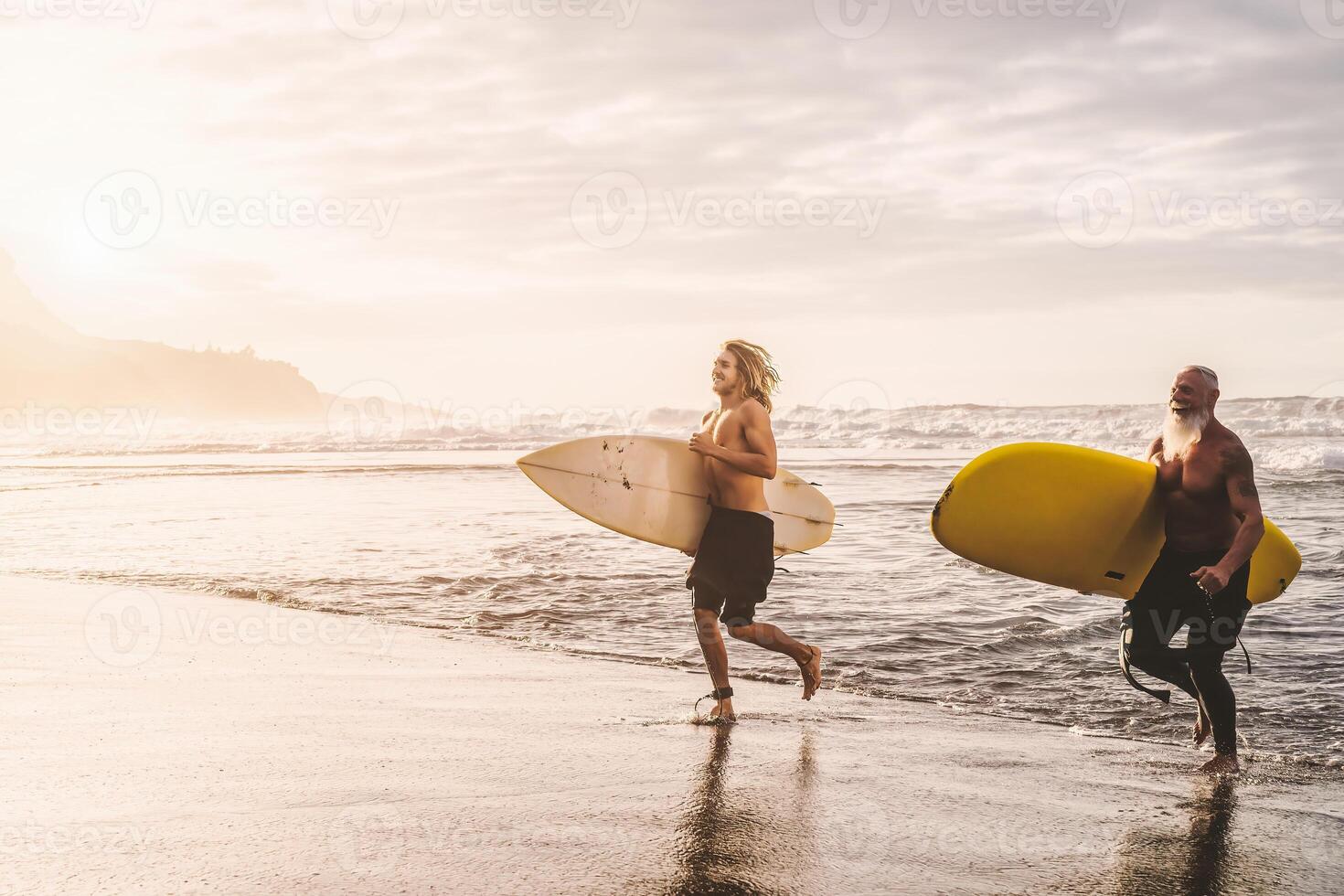 feliz em forma amigos tendo Diversão surfar em pôr do sol Tempo - surfistas pai e filho corrida Fora a oceano - desportivo pessoas estilo de vida e extremo esporte conceito foto