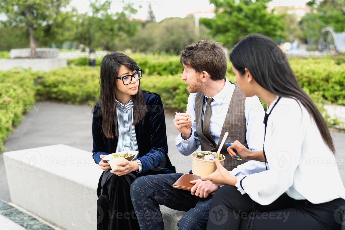 feliz o negócio pessoas tendo uma almoço pausa lado de fora escritório foto