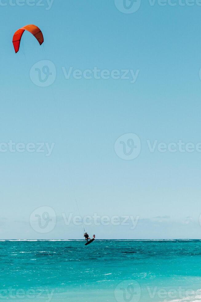 uma homem parapente em le mourne praia, maurício, indiano oceano em a ilha do Maurícia foto