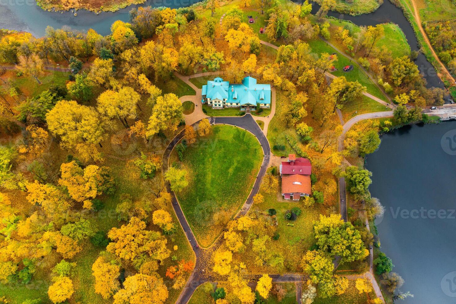 Visão a partir de a altura do a outono Loshitsky parque dentro Minsk e a mansão museu .enrolamento caminhos dentro Loshitsky parque.belarus.outono foto