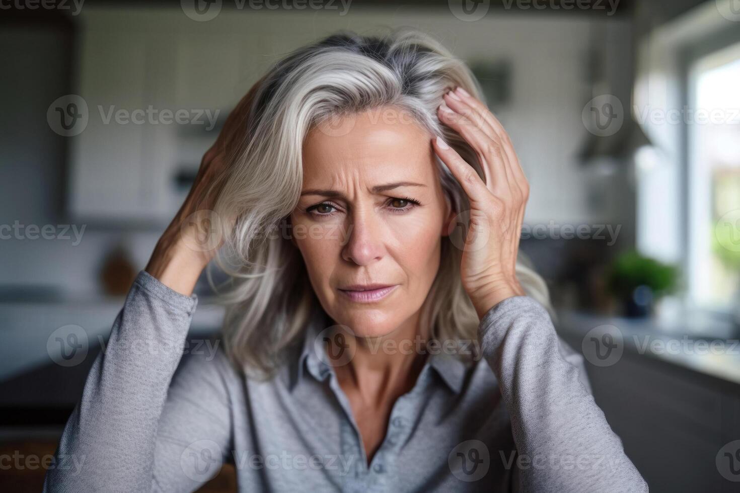 ai gerado idosos dor de cabeça - Senior mulher procurando dor alívio foto