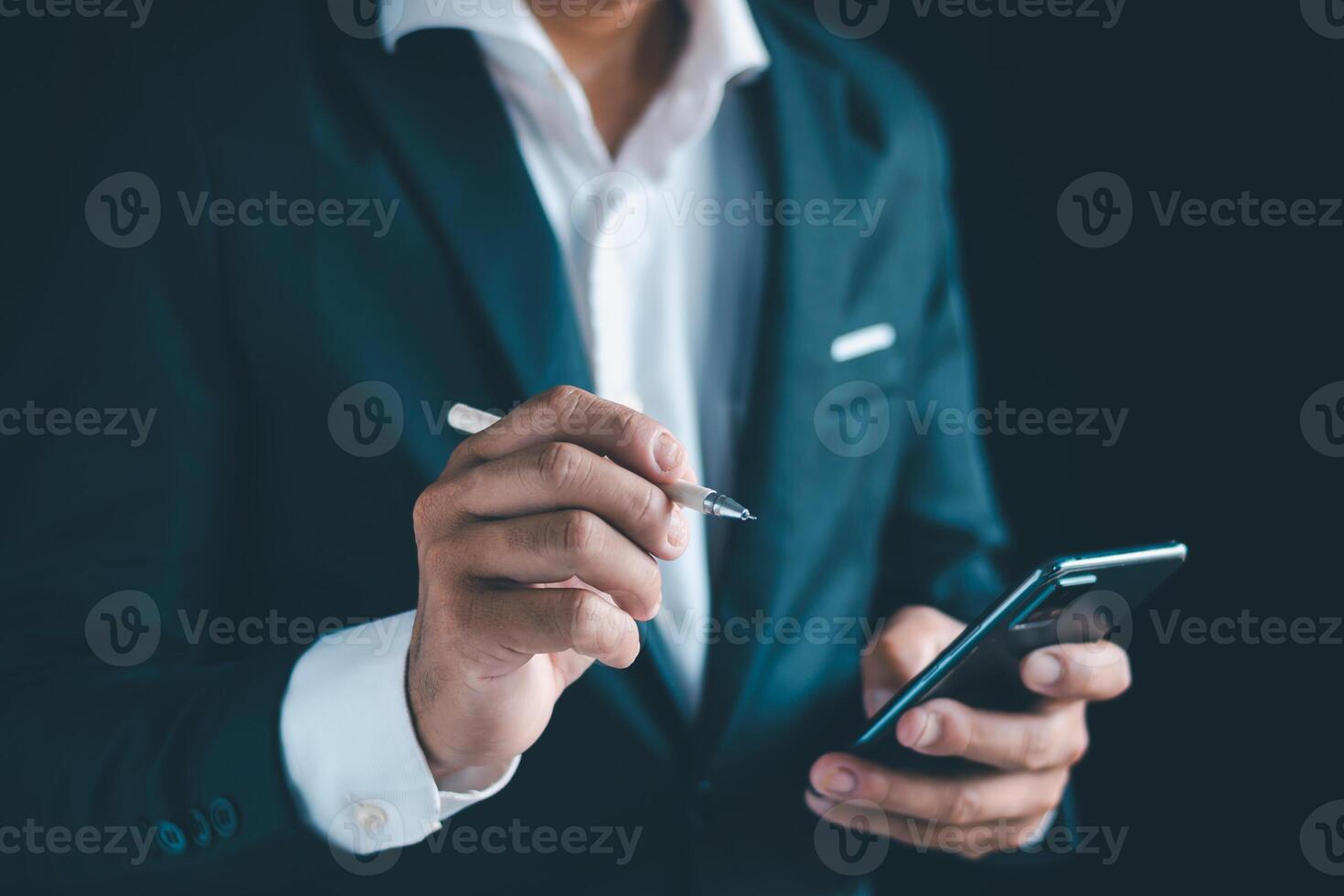 de empresário mãos trabalhando usando uma Móvel telefone foto