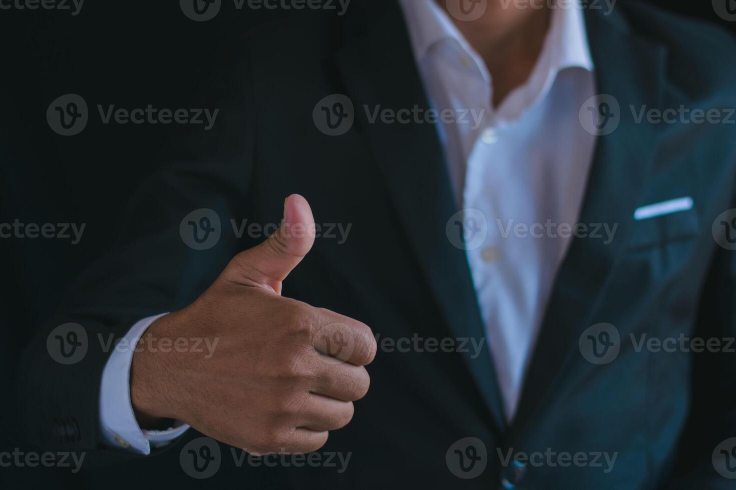 homem de negocios trabalhando e mostrando polegares acima mostrando excelência dentro trabalhos foto