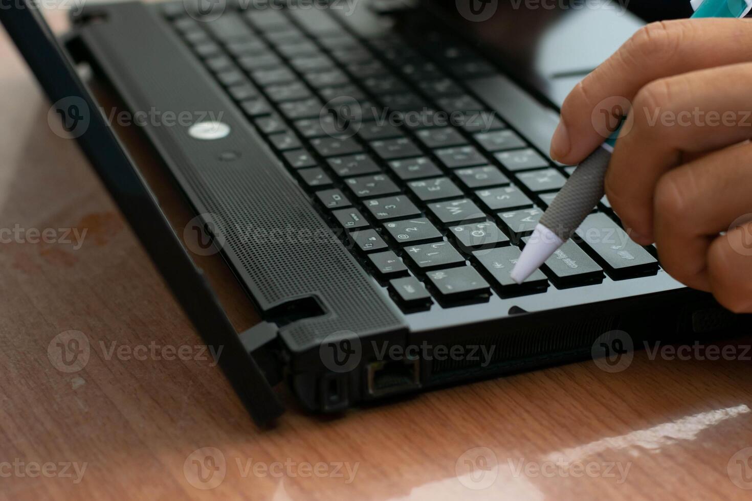 homem trabalhando às casa segurando caneta contemplando planejamento trabalhando com computador portátil computador foto