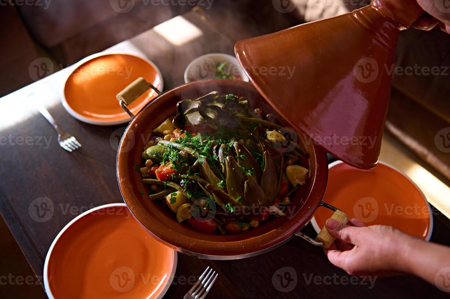 cozido no vapor Alcachofra dentro marroquino tagine argila Panela. Visão a partir de acima foto