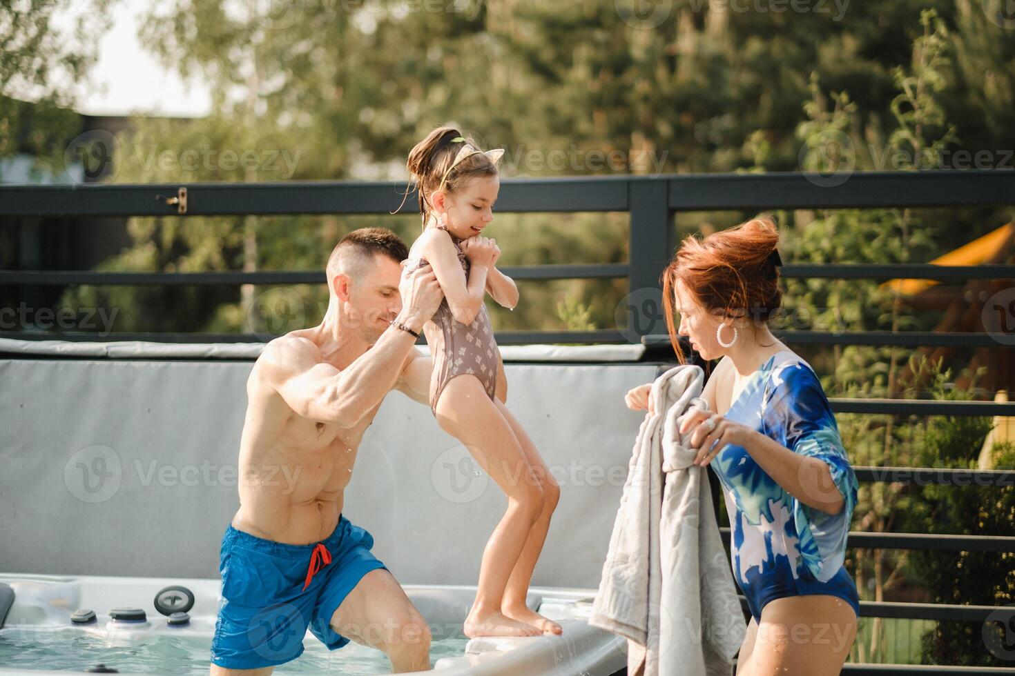 dentro verão, Papai leva a criança Fora do a ao ar livre piscina foto