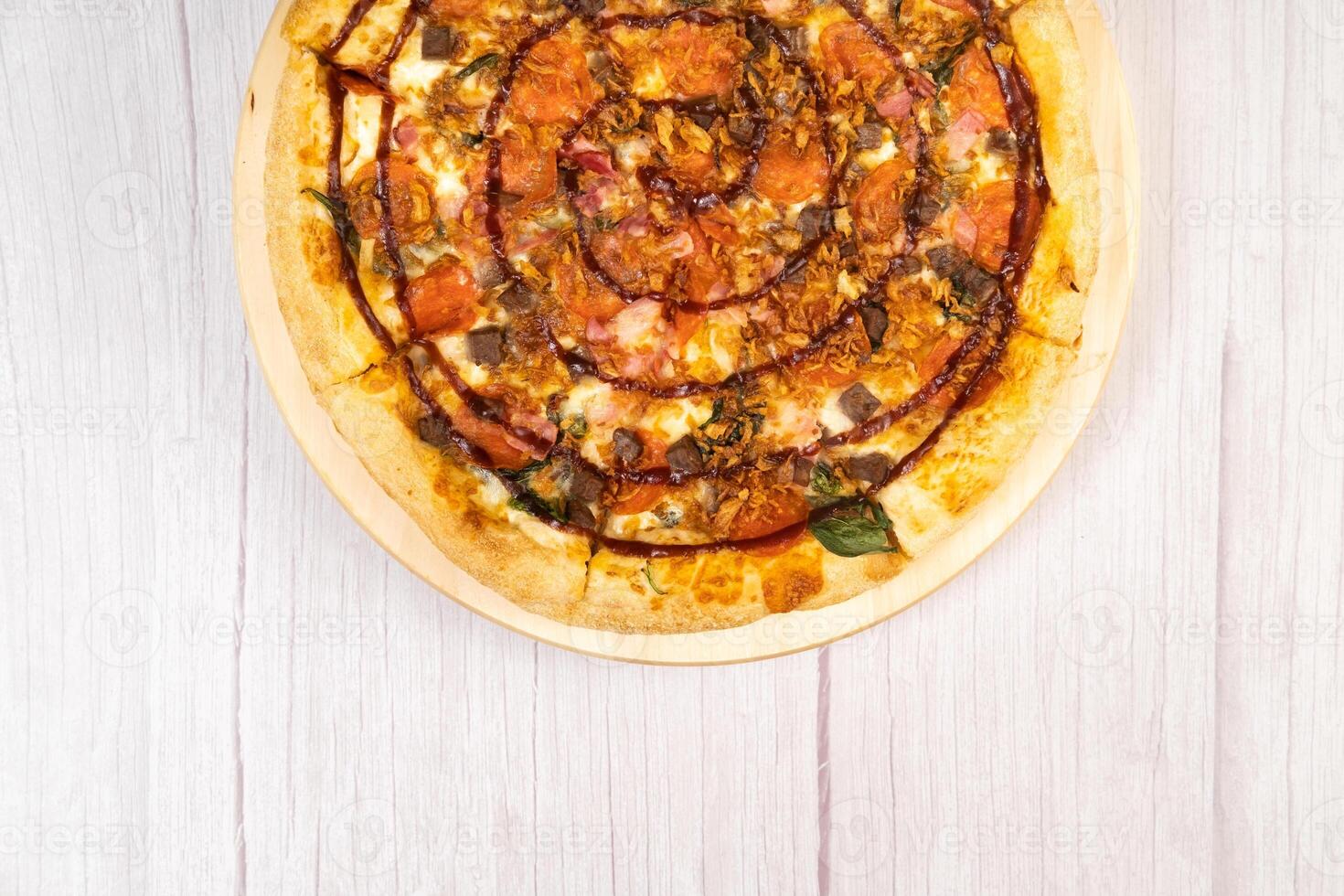 delicioso ampla pizza com bacon e espinafre em uma luz de madeira fundo foto