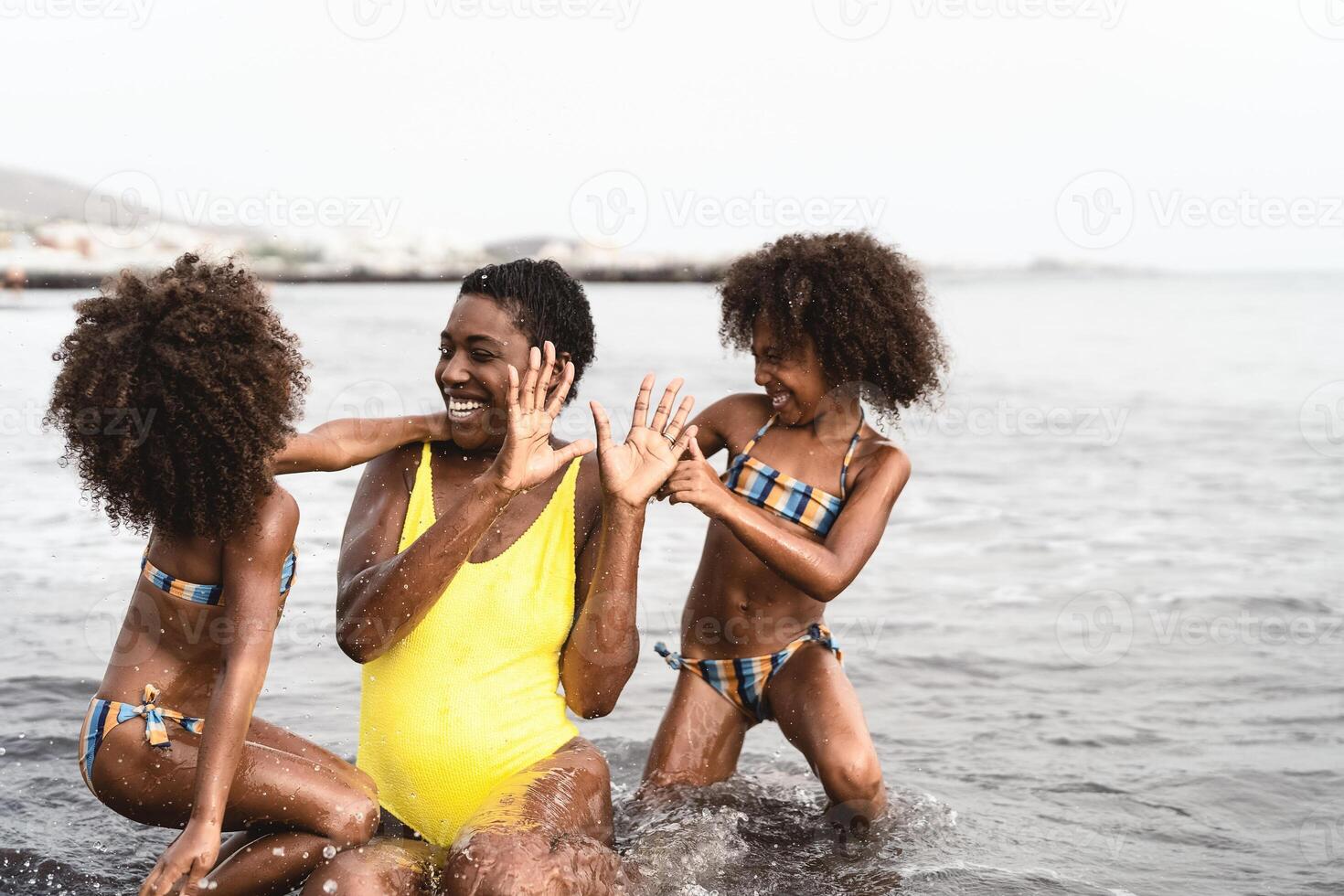 feliz africano família jogando em a de praia durante verão feriados - afro americano pessoas tendo Diversão em período de férias Tempo - pais amor e viagem estilo de vida conceito foto