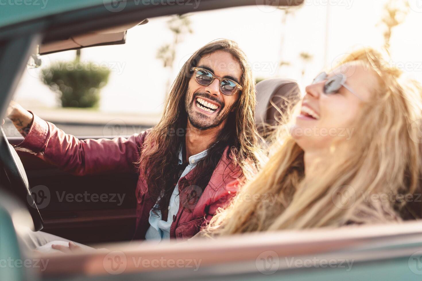 feliz jovem casal fazendo estrada viagem dentro tropical cidade - viagem pessoas tendo Diversão dirigindo dentro na moda conversível carro descobrindo Novo lugares - relação e juventude período de férias estilo de vida conceito foto