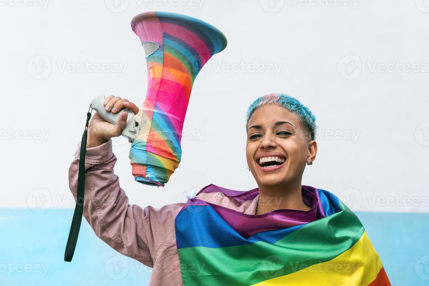 jovem mulher a comemorar gay orgulho evento vestindo arco Iris bandeira símbolo do lgbt social movimento foto