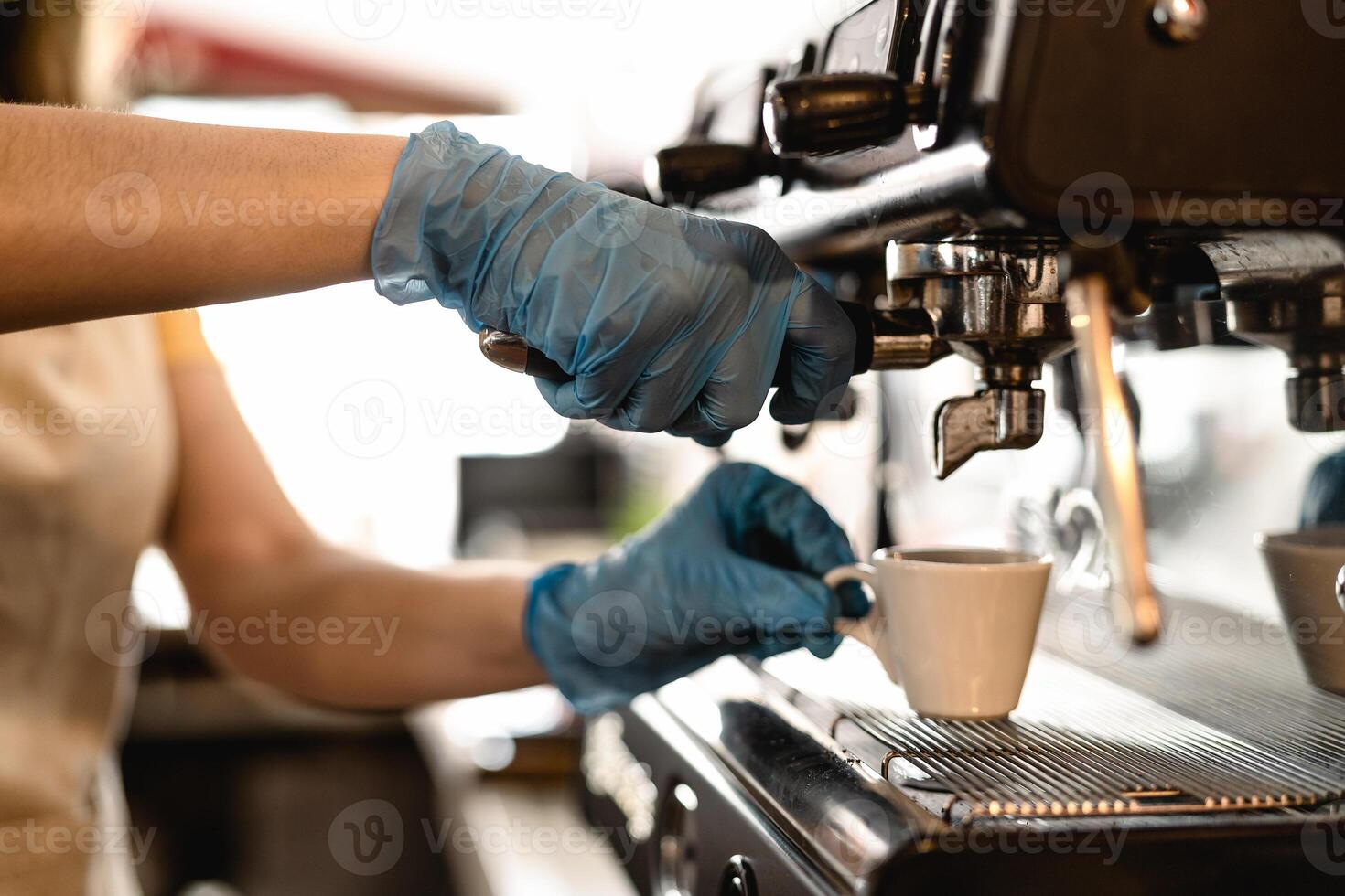 jovem mulher fazer café espresso enquanto vestindo cirúrgico mascarar e luvas para impedindo corona vírus espalhar - Barra proprietário segurança trabalhando - quente bebidas e covid-19 regras conceito foto