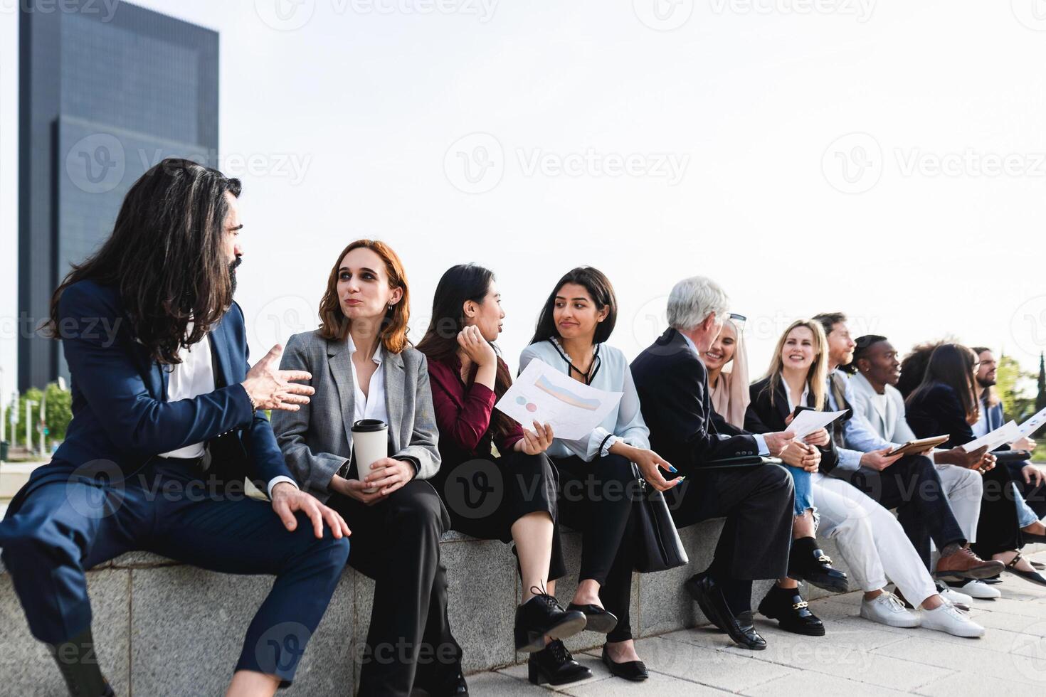 multirracial o negócio pessoas tendo uma instruções lado de fora a escritório foto