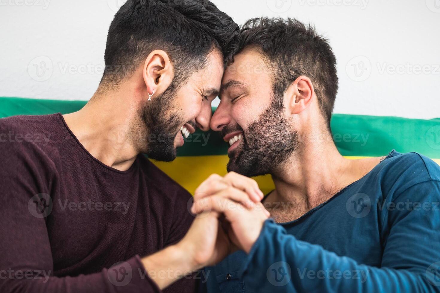 feliz gay casal tendo romântico momentos dentro cama - homossexual amor relação e gênero igualdade conceito foto