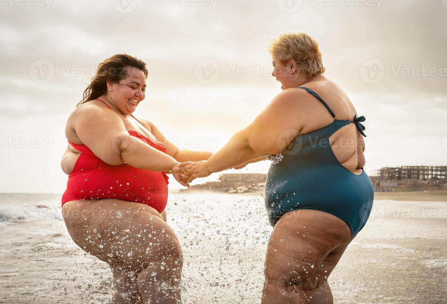 feliz mais Tamanho mulheres tendo Diversão em a de praia durante verão período de férias - cheio de curvas confiante pessoas estilo de vida conceito foto