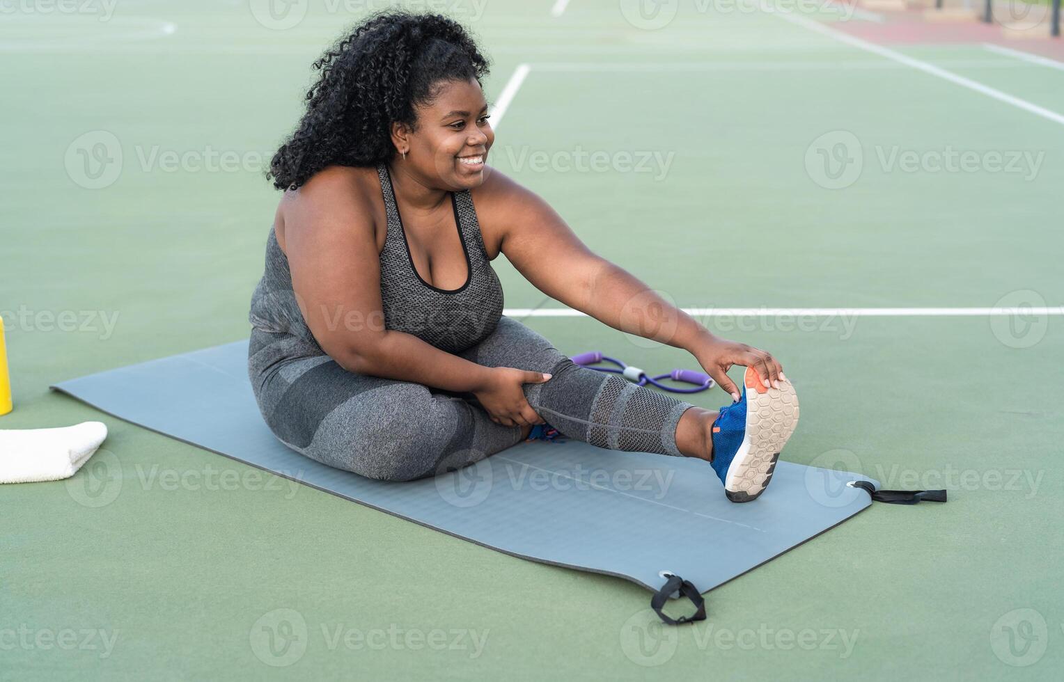 cheio de curvas afro mulher fazendo alongamento exercícios sessão - jovem africano fêmea tendo Diversão Treinamento ao ar livre - desportivo pessoas estilo de vida conceito foto