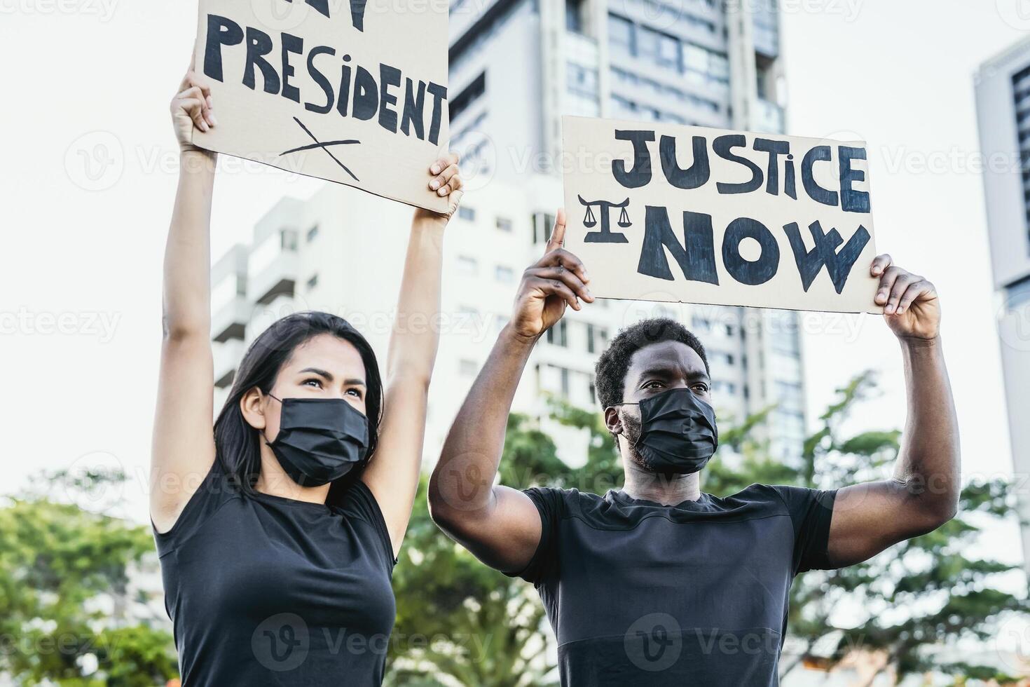 ativista movimento protestando contra racismo e brigando para justiça e igualdade - Preto vidas importam manifestantes foto