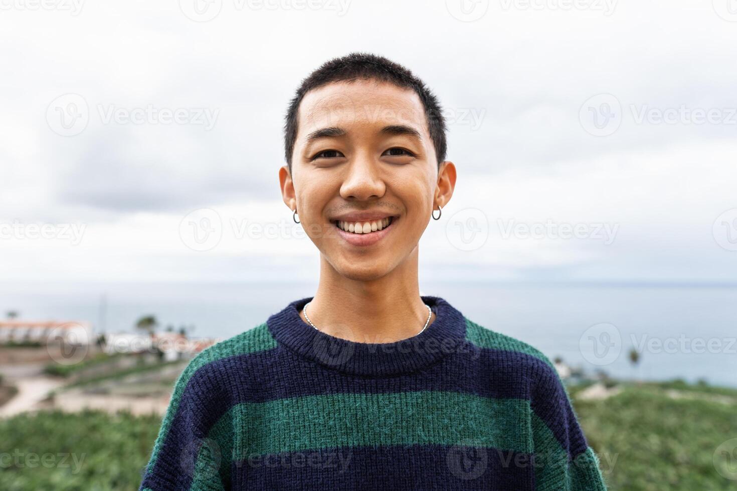 retrato do feliz jovem ásia adolescente sorridente dentro frente do Câmera foto