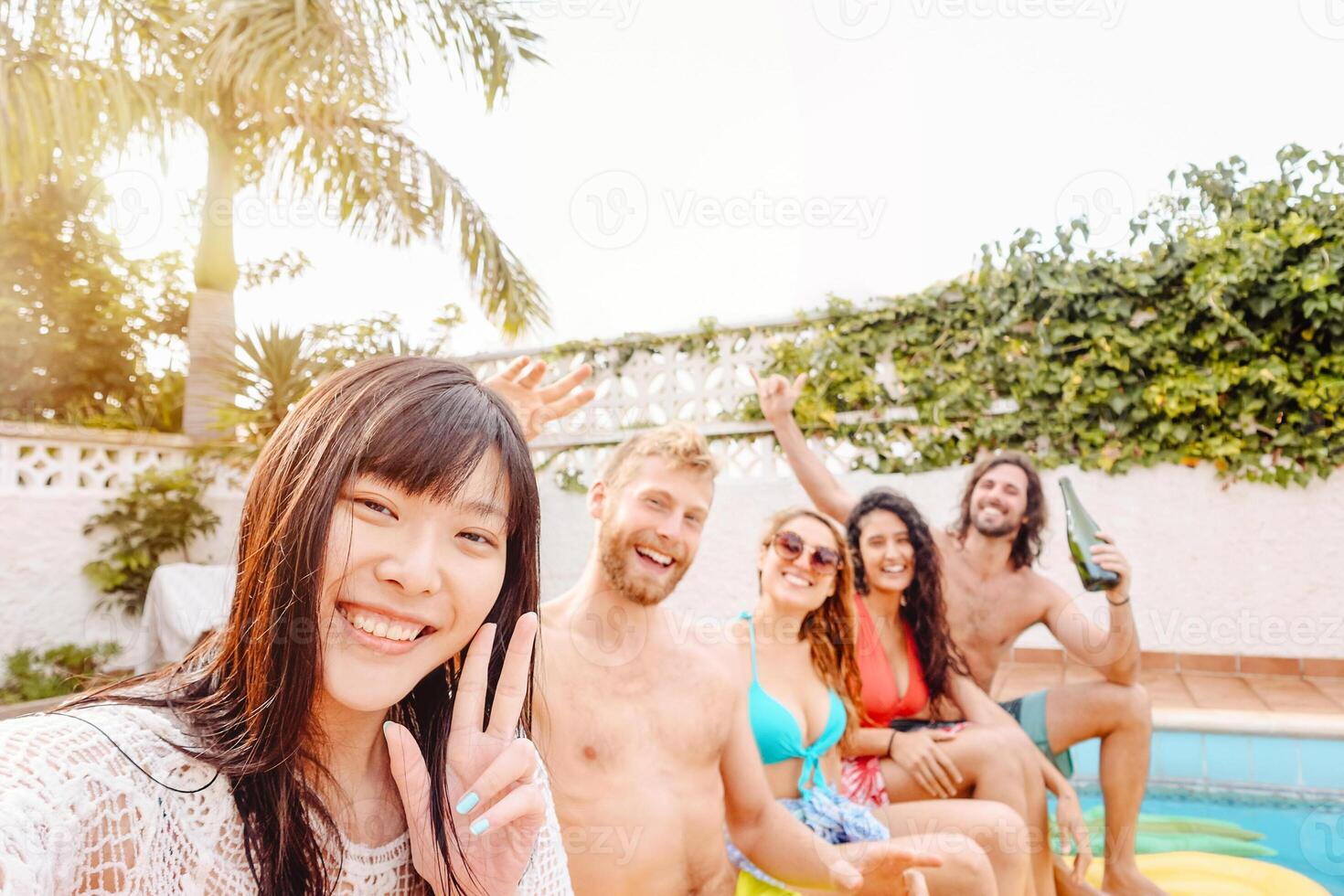 feliz amigos fazer piscina festa levando selfie com Móvel Smartphone - jovem milenar pessoas tendo Diversão dentro exclusivo verão tropical período de férias - amizade, tecnologia, feriados e juventude estilo de vida conceito foto