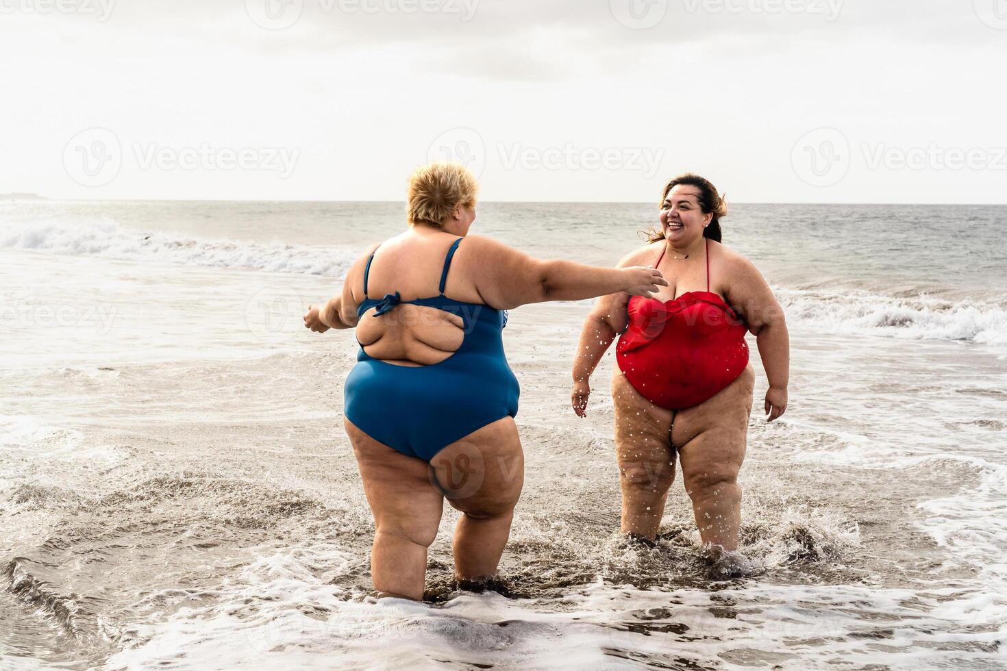 feliz mais Tamanho mulheres tendo Diversão em a de praia durante verão período de férias - cheio de curvas confiante pessoas estilo de vida conceito foto