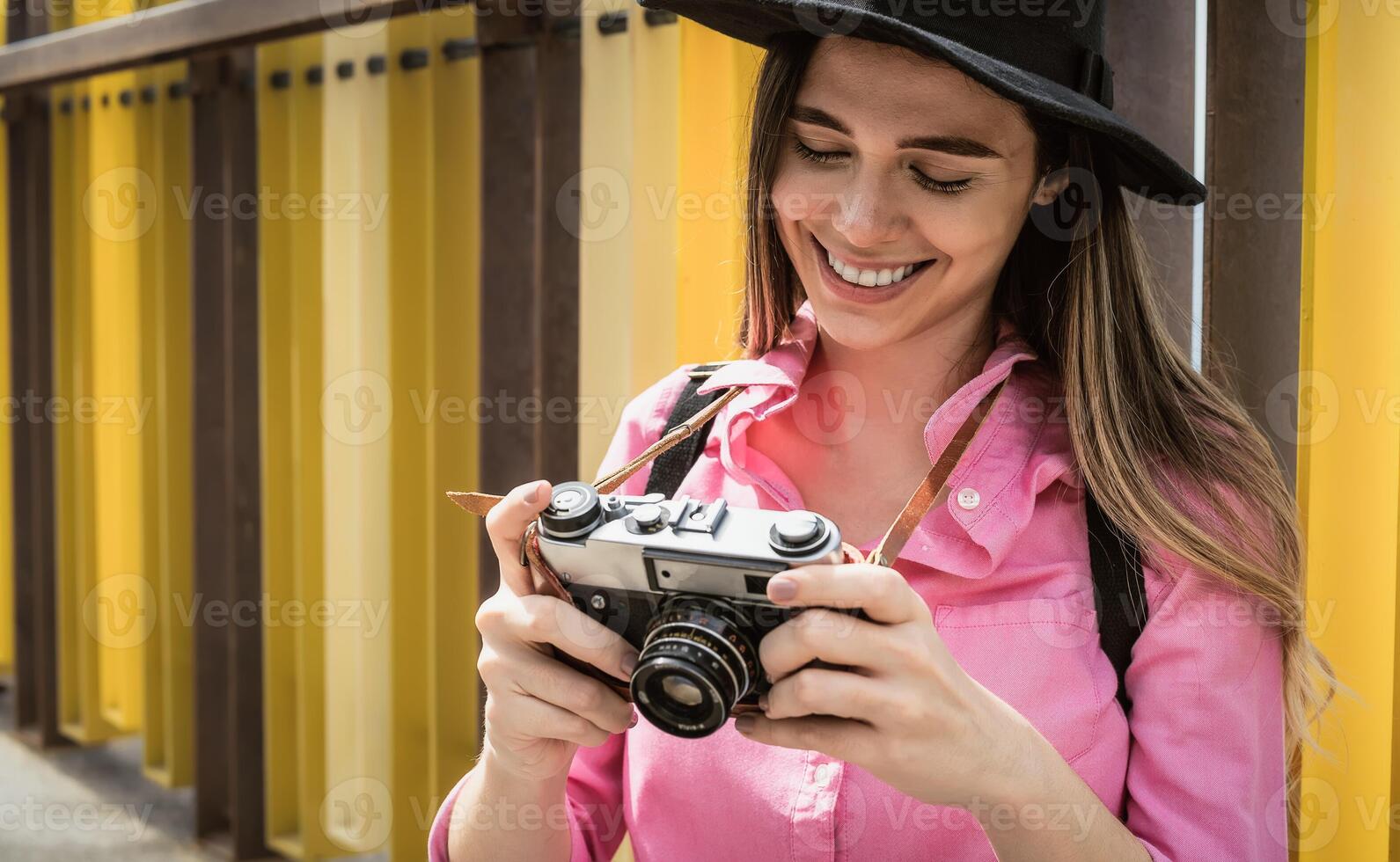 jovem viagem mulher fotografando com velho vintage Câmera durante período de férias foto