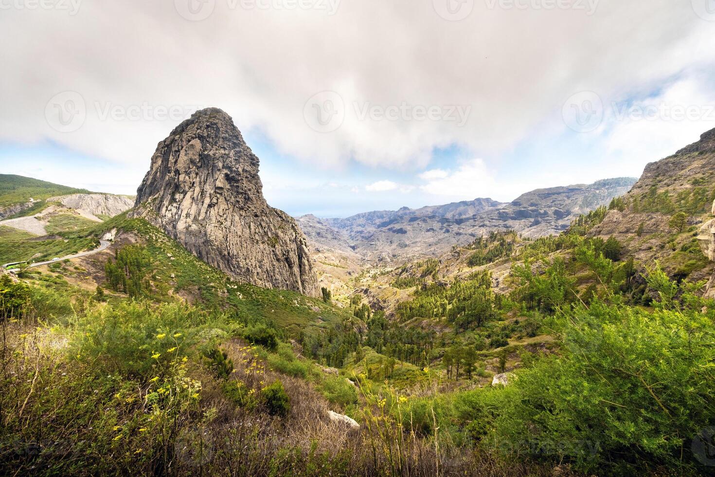 agando penhasco perto garajonay parque em la Gomera ilha foto