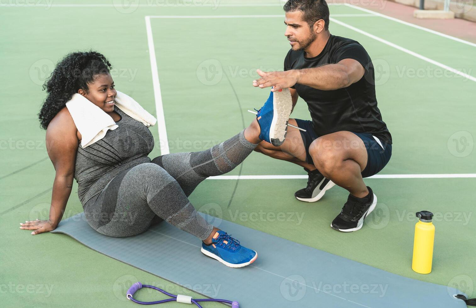 pessoal treinador trabalhando com cheio de curvas mulher explicando dela a exercícios rotina - desportivo pessoas estilo de vida conceito foto