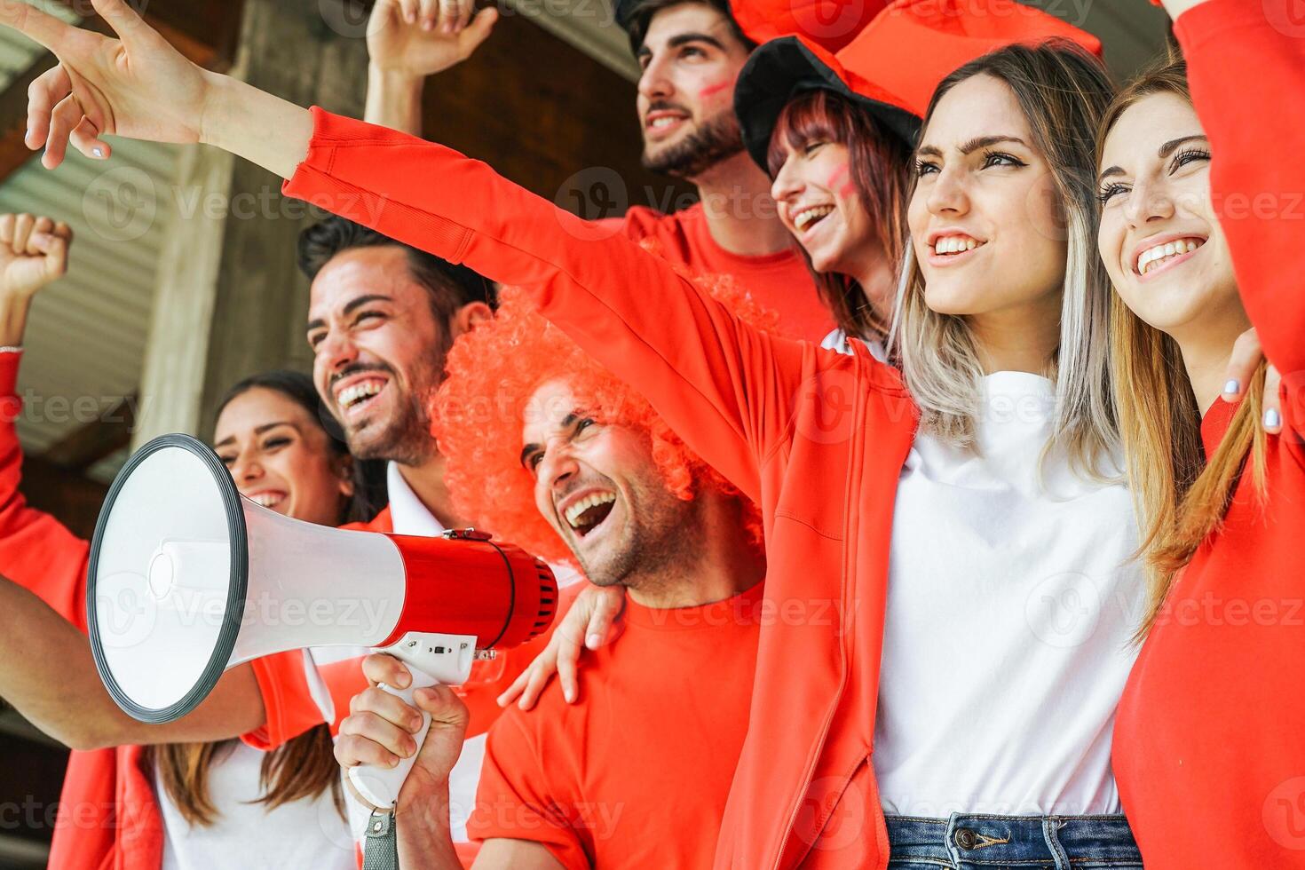 futebol apoiante fãs assistindo internacional Combine - jovem grupo do animado amigos tendo Diversão apoiando a futebol mundo jogos às estádio - juventude, esporte e celebração Ponto conceito foto