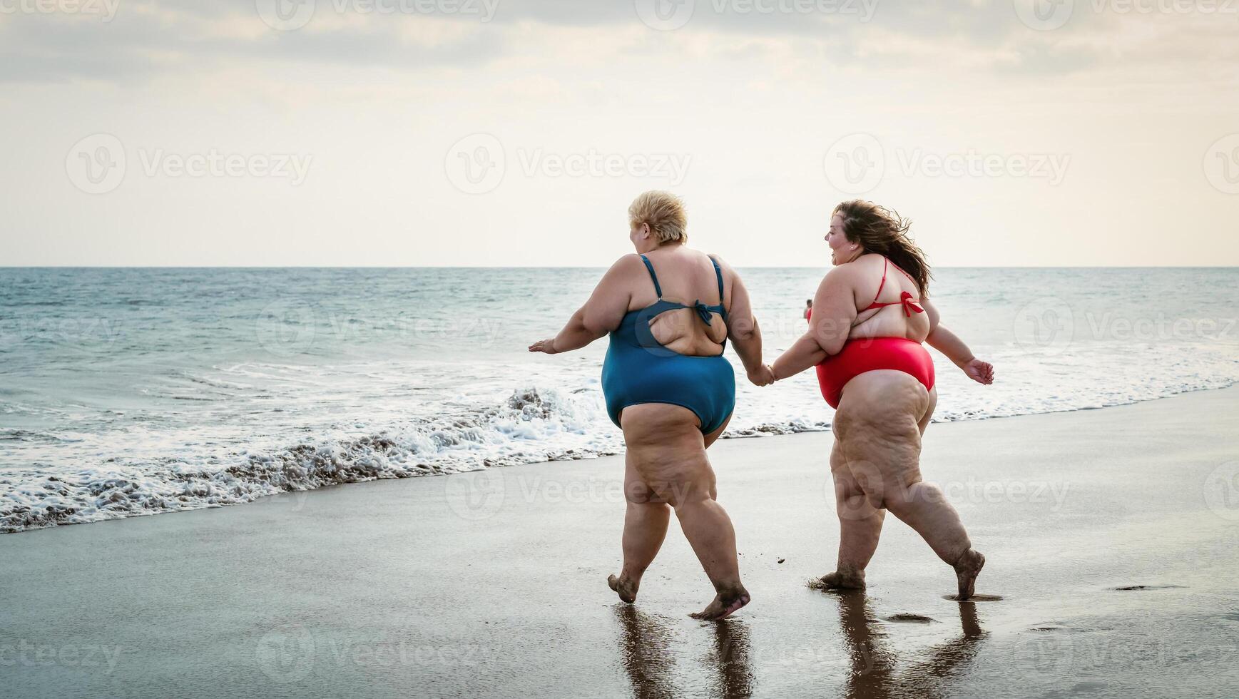 feliz mais Tamanho mulheres tendo Diversão em a de praia durante verão período de férias - cheio de curvas confiante pessoas estilo de vida conceito foto