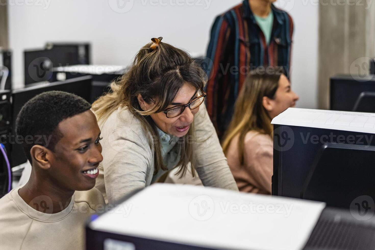 jovem afro americano aluna com professor durante universidade lição dentro Sala de aula - Educação e tecnologia conceito foto