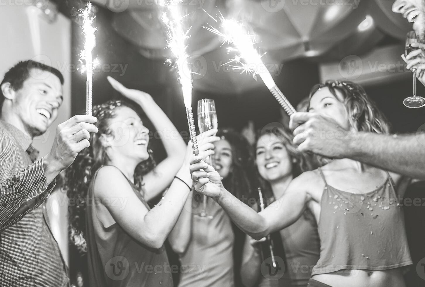 feliz amigos fazendo festa dançando e bebendo champanhe às Boate - milenar jovem pessoas tendo Diversão com estrelinhas fogos de artifício dentro discoteca - entretenimento, juventude estilo de vida feriados conceito foto