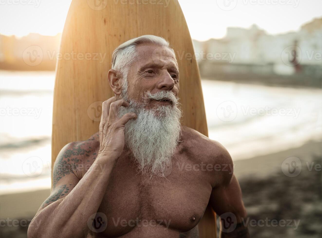 em forma Senior homem tendo Diversão praticando surfar em tropical de praia - idosos saudável pessoas estilo de vida e extremo esporte conceito foto