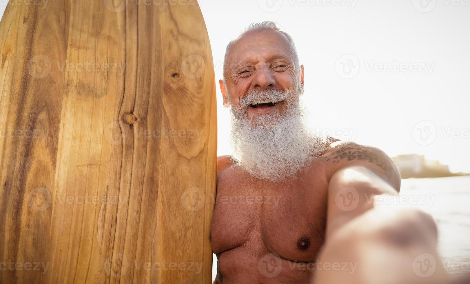 ginástica Senior homem levando selfie enquanto tendo Diversão surfar em ensolarado dia - idosos pessoas estilo de vida e extremo esporte conceito foto