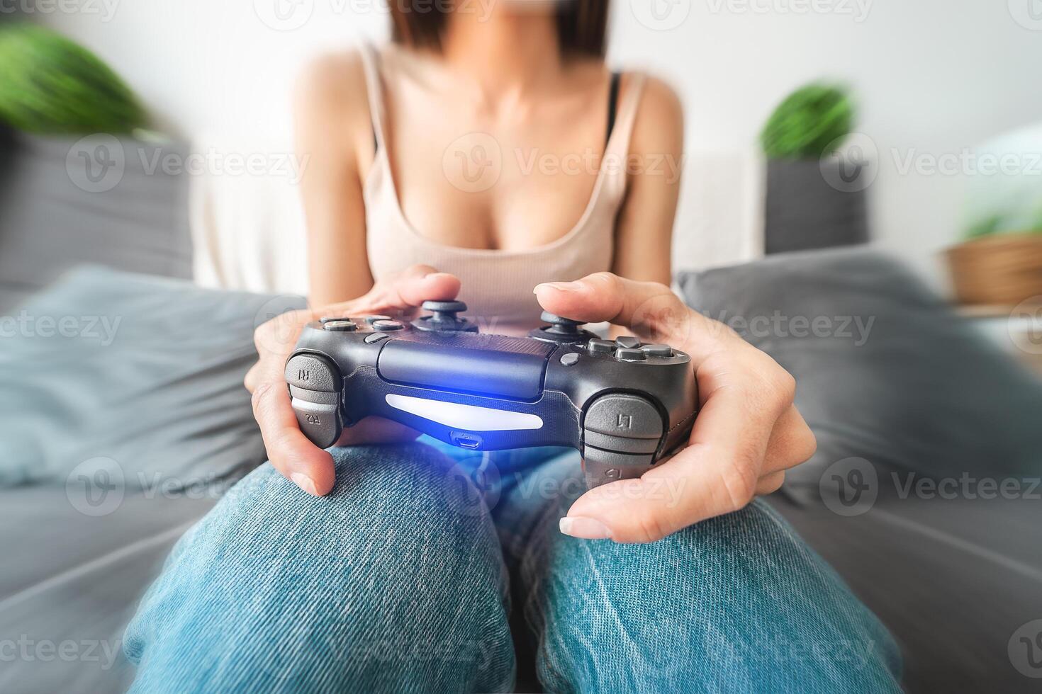 jovem mulher jogando conectados vídeo jogos - fêmea jogador tendo Diversão em Novo tecnologia console - jogos entretenimento e juventude milenar geração estilo de vida conceito foto