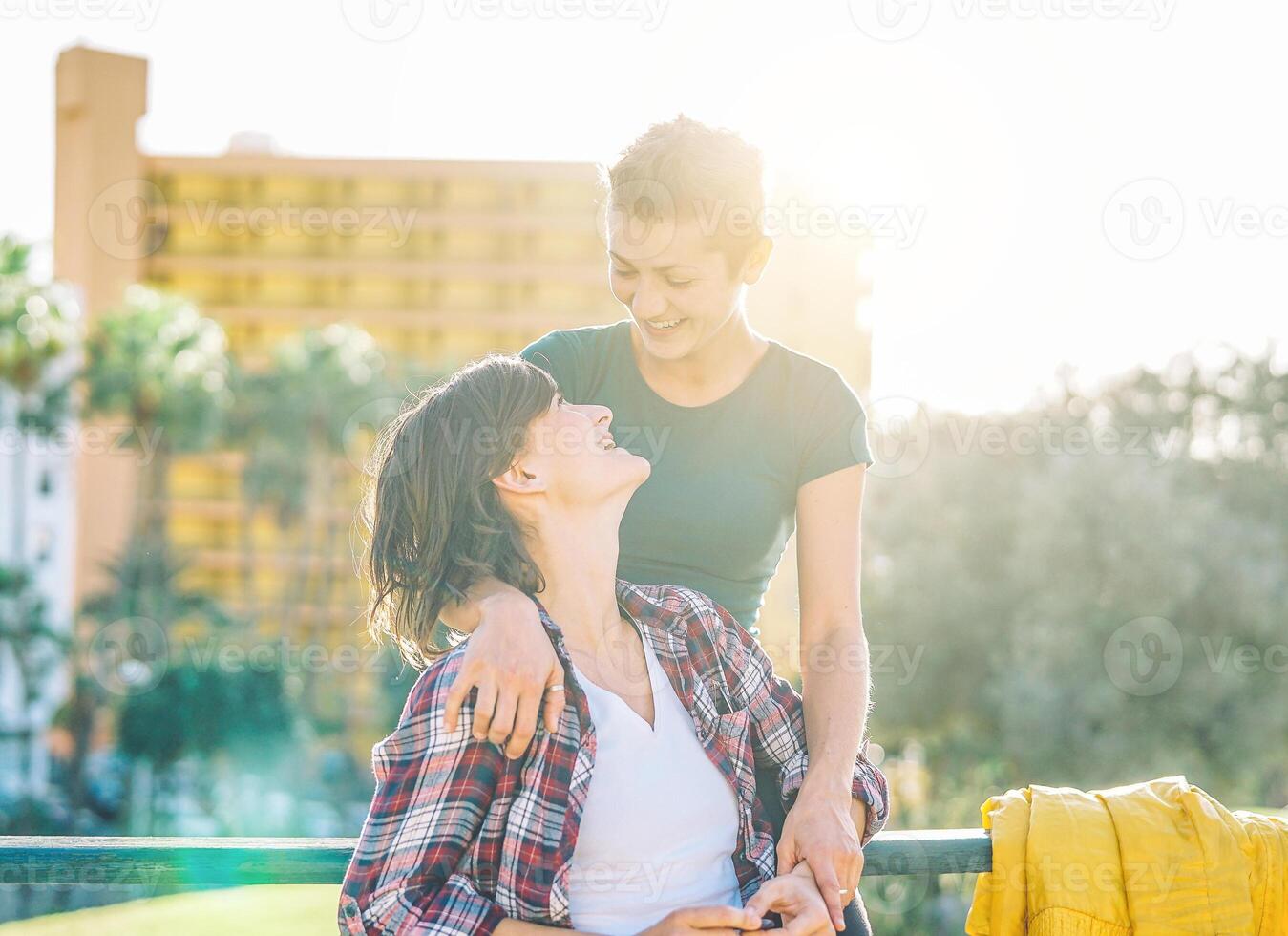 feliz lésbica casal às a começando do seus amor história - dois homossexual jovem mulheres desfrutando concurso momentos juntos - lgbt, relação, estilo de vida conceito foto