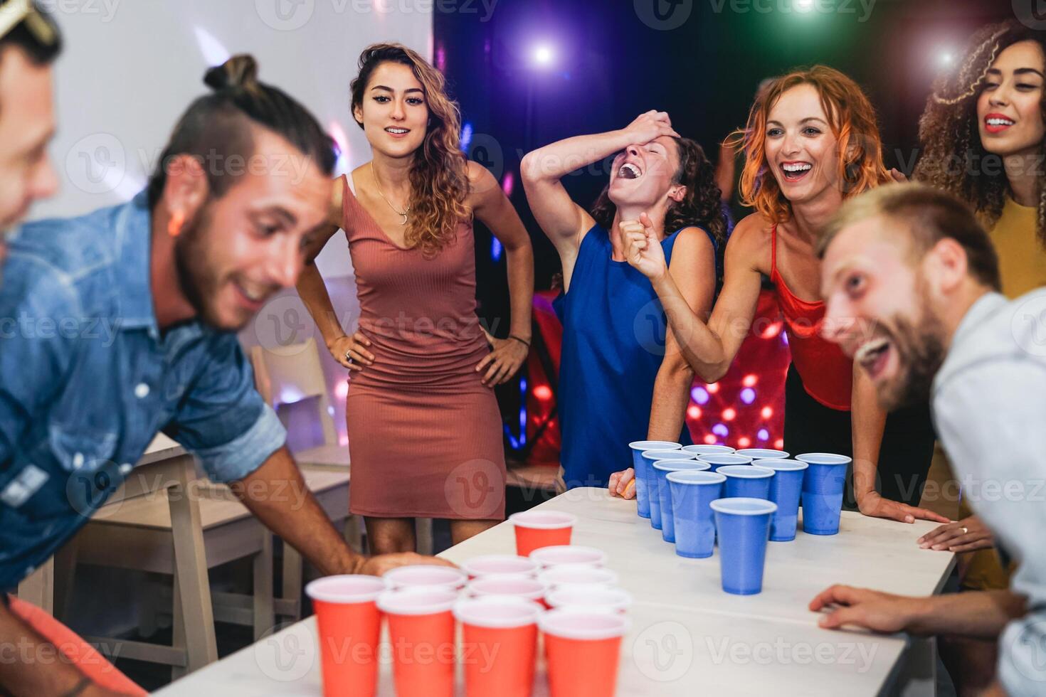 feliz amigos jogando Cerveja pong dentro uma coquetel Barra - jovem milenar pessoas tendo Diversão fazendo festa álcool jogos às noite bar - amizade e juventude estilo de vida vida noturna conceito foto