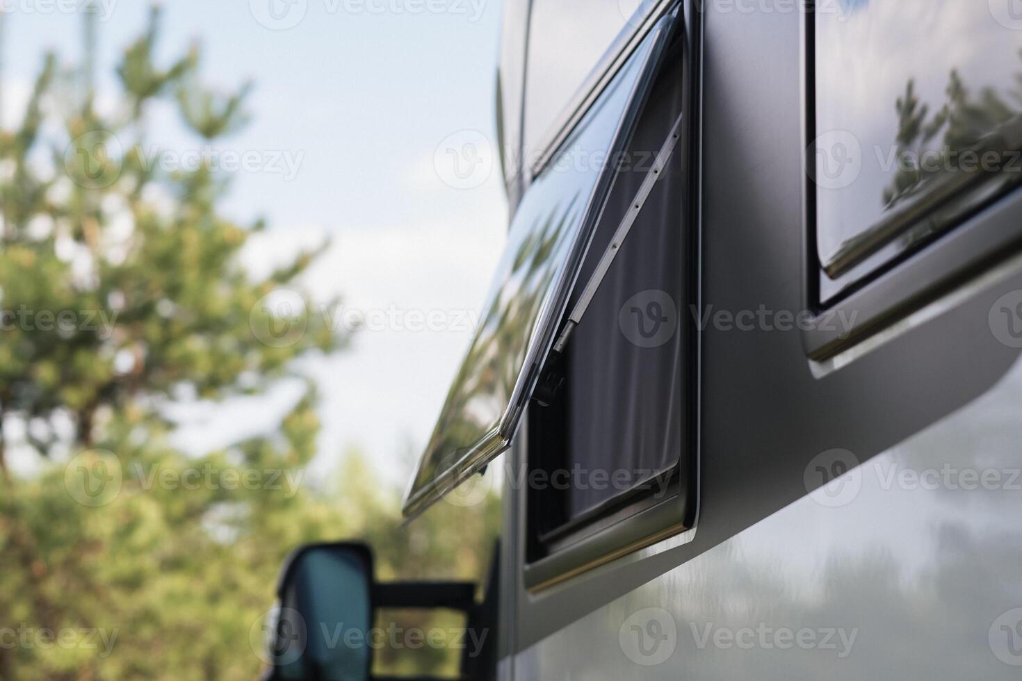 fechar-se do uma janela dentro uma autocaravana, descansar dentro uma furgão foto