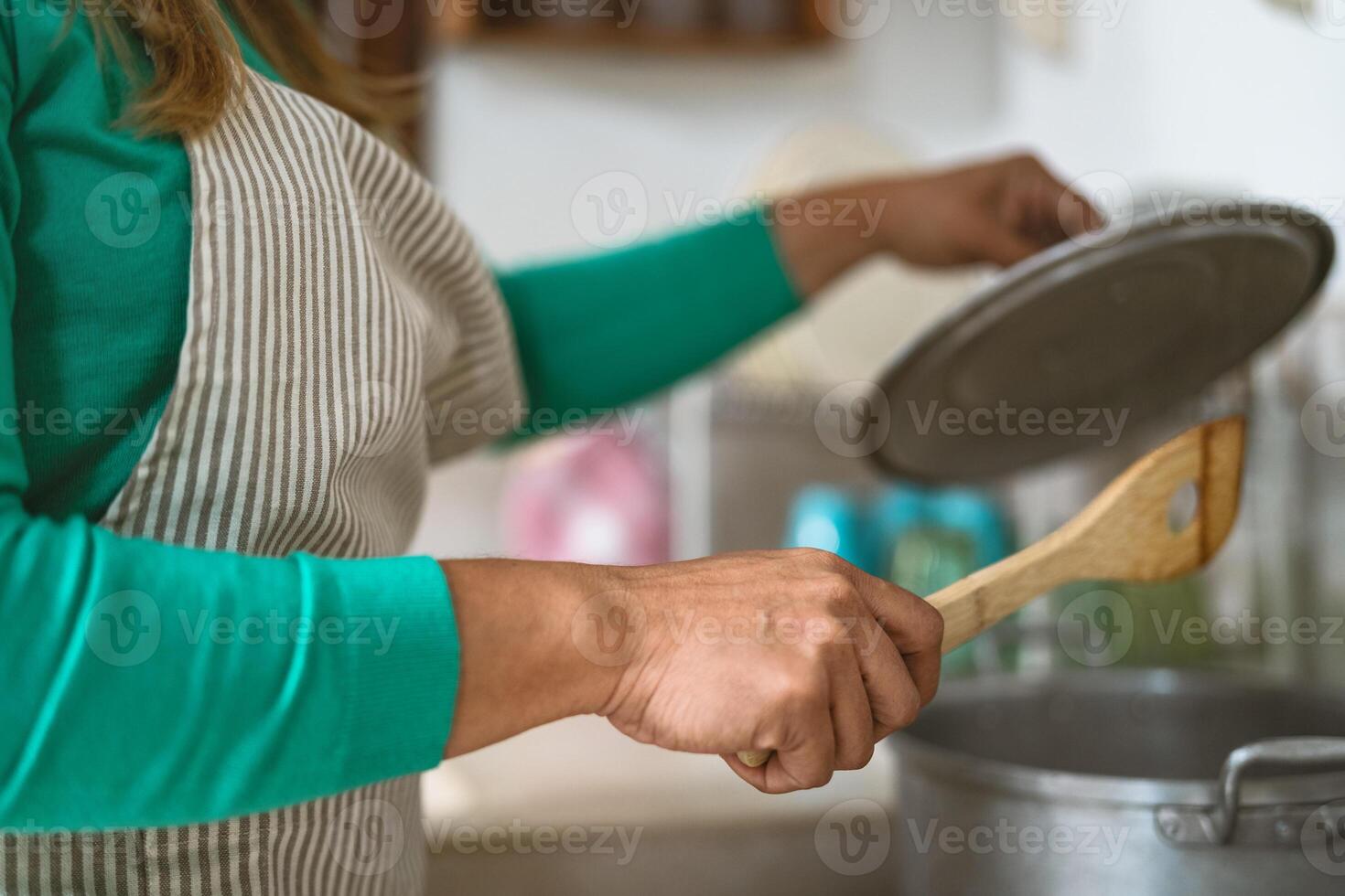 latim maduro mulher cozinhando dentro velho vintage cozinha - mãe preparando lançamento para a família às casa foto