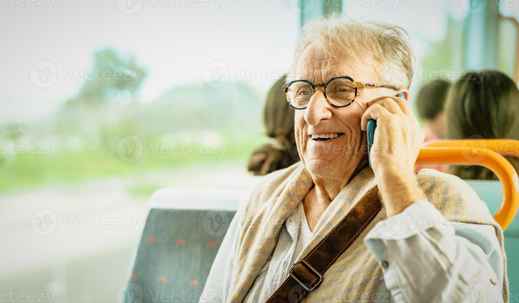 feliz Senior homem tendo uma ligar com Smartphone enquanto viajando de ônibus foto